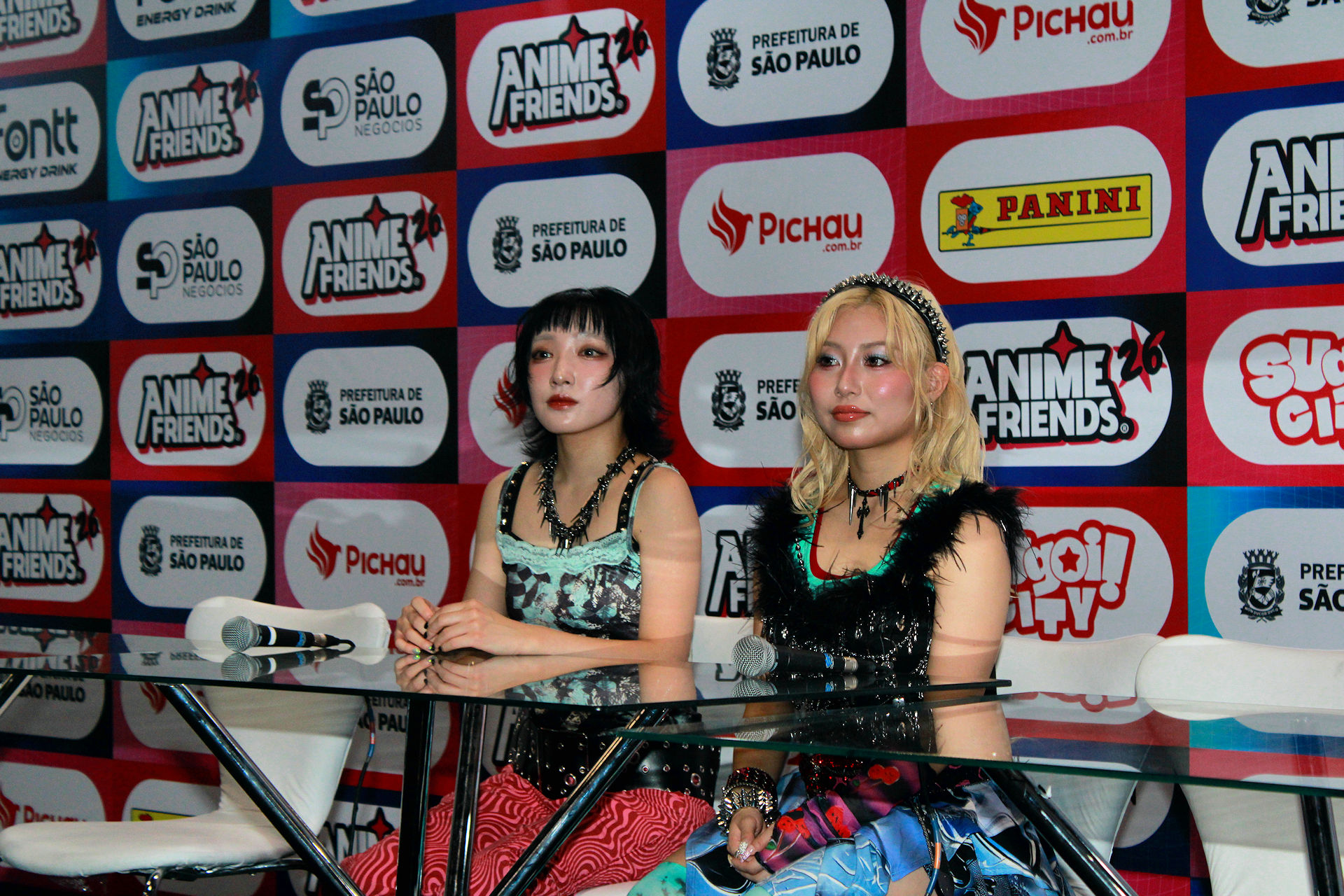 Integrantes da Banda Hanabie durante entrevista.
